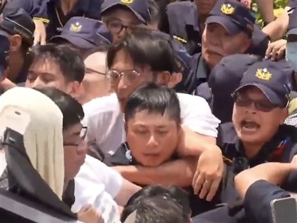 民眾黨「走讀」活動釀衝突　北市警：黃國昌等人涉違法報檢偵辦