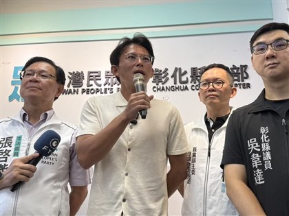 遭指勒警脖子　黃國昌：是手放在肩膀上