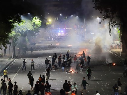 印尼反政府示威延燒已釀6死　軍隊進駐首都