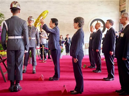賴總統赴忠烈祠主持秋祭　慰問遺族代表[影]