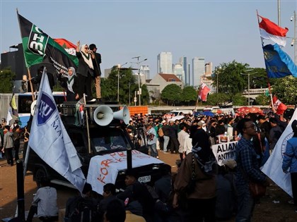 印尼示威延燒　總統普拉伯沃恢復訪中出席閱兵