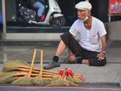 肩扛百年技藝與人情溫暖  98歲掃帚阿公巡市叫賣