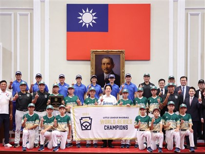 總統接見棒球冠軍隊讚少年英雄　國家因你們閃閃發亮[影]