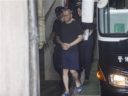 柯文哲激動流淚、應曉薇曝抓蟑螂放生　還押看守所