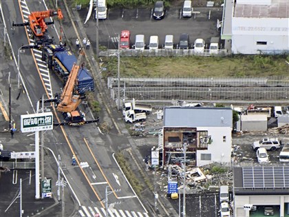 日本多地傳颱風琵琶災情　卡車翻覆、建物牆崩[影]