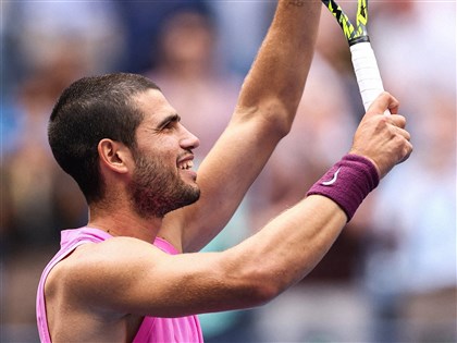 艾卡拉茲直落三擊敗喬科維奇　挺進美網決賽[影]