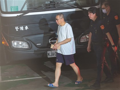 柯文哲7000萬元交保　抵北院配戴電子腳鐶[影]