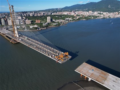 淡江大橋最後節塊將吊裝連接八里淡水　16日可望辦合龍儀式【獨家】