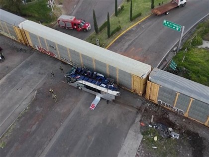 墨西哥市郊火車攔腰撞公車　釀至少10死55傷