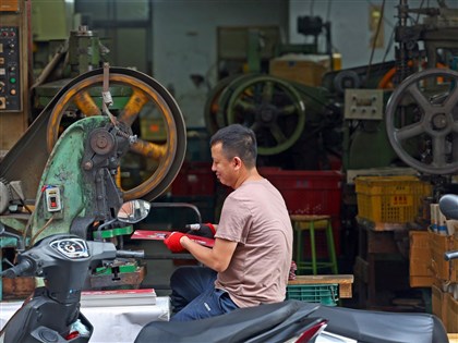 勞工僱用安定最高月領1.21萬元　機械設備製造、紡織等9行業適用