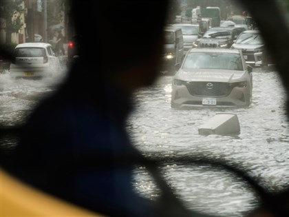 日本東京破紀錄暴雨　JR地鐵站成水鄉澤國、羽田機場航班延誤