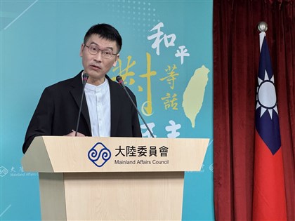 在陸台男直播剪護照　陸委會：涉詐騙案件通緝中