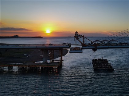 淡江大橋將合龍　網友揪拍橋體缺口殘影夕照美圖