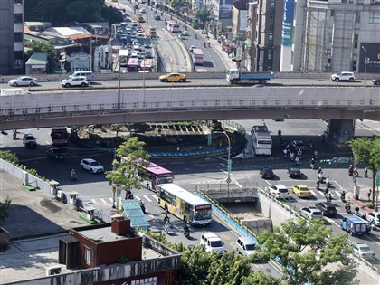 公館圓環拆除封填上班首日　行車改道促車流順暢