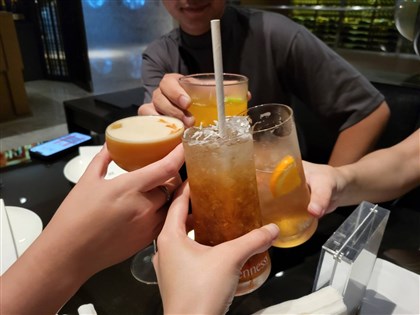 人類喝酒可能源自牠　研究：黑猩猩吃發酵水果相當日飲一杯酒