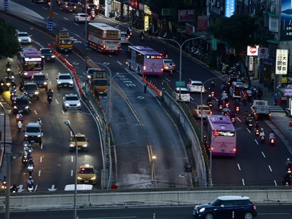 公館圓環施工羅斯福路公車一度塞住　北市：廠商擅自封道將裁處