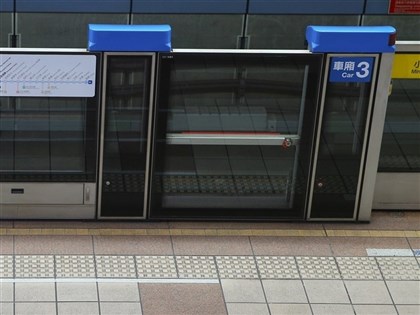 板南線新埔站列車一度異常　北捷研判夾到旅客物品導致