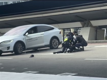 追捕桃園機場黃牛航警連開8槍  乘客摔下車、無人中彈[影]