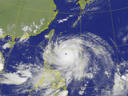 颱風樺加沙陸警發布威脅恆春　暴風圈擴大仍在增強