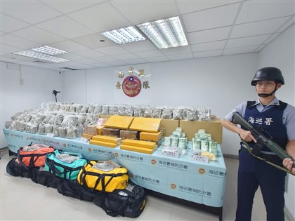 外籍漁船掛中華民國旗拒檢　海巡查獲逾718公斤毒品、4中國船員送辦