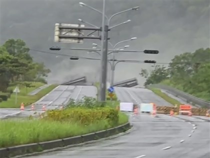 花蓮馬太鞍溪堰塞湖溢流沖斷橋梁　林保署籲下游疏散避難[影]