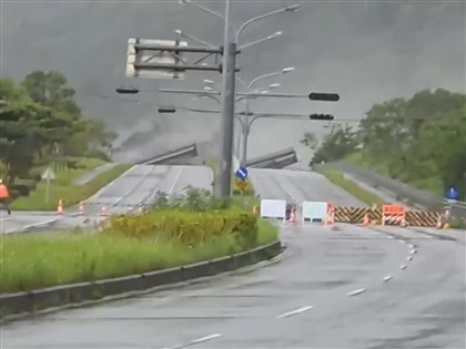 颱風樺加沙釀2死30失聯28傷　馬太鞍溪橋斷公路局規劃替代道路方案