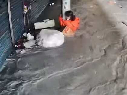 馬太鞍溪堰塞湖溢流2死3失聯　市場抱柱婦人獲救