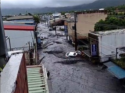 馬太鞍溪堰塞湖溢流水淹光復鄉　軍卡被沖走、婦抱電桿待援[影]