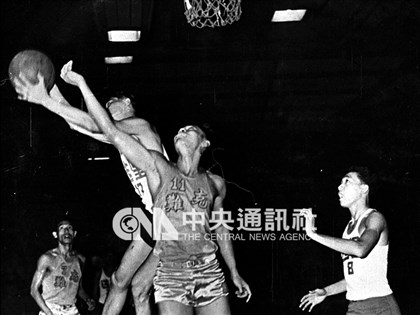 開箱老照片》台灣籃球先驅「克難隊」