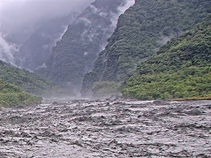 花蓮馬太鞍溪堰塞湖壩頂溢流　林保署籲下游疏散避難