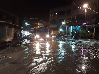 花蓮光復地區淹水漸退　機具加速清淤搶通聯外道路