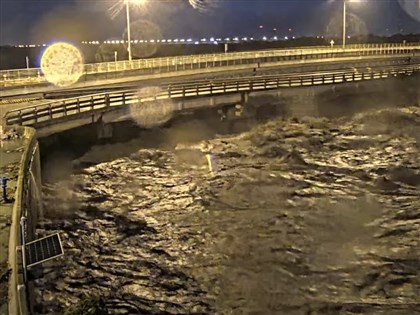 馬太鞍溪堰塞湖溢流影響　台11線花蓮大橋封橋[影]