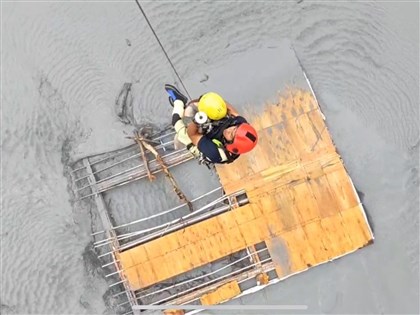 馬太鞍溪堰塞湖溢流民眾屋頂求援　空勤出動吊掛[影]