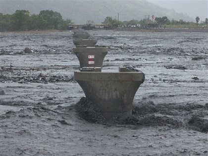 花蓮馬太鞍溪橋遭沖毀　公路局更新替代道路