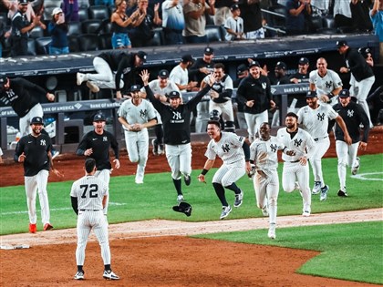 洋基再見安打3比2逆轉勝白襪　晉級季後賽[影]