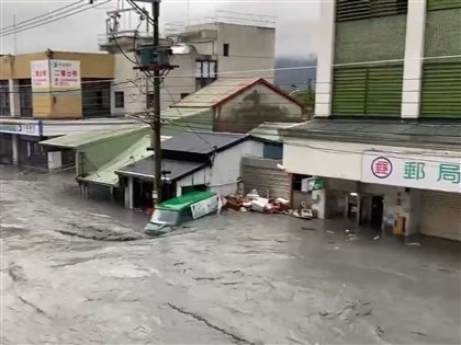 早安世界》颱風樺加沙釀2死30失聯　花蓮馬太鞍溪堰塞湖溢流光復鄉災情嚴重