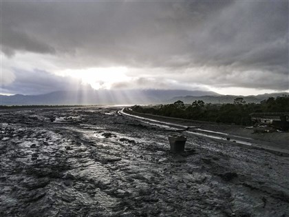 馬太鞍溪堰塞湖溢流水位曾1小時降26公尺 狀況不明