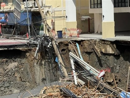 曼谷市區馬路嚴重塌陷　汽車電線桿掉入天坑無人傷亡[影]