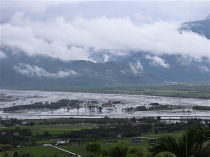 馬太鞍溪堰塞湖蓄水量剩15%　紅色警戒尚未解除