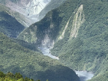 馬太鞍溪堰塞湖溢流壩體續下切　地質不穩維持紅色警戒