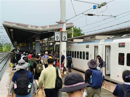 志工人潮湧車站　台鐵開放花蓮至光復自強號站票