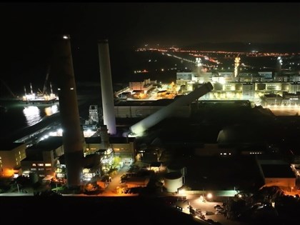 苗栗通霄電廠4號煙囪放倒拆除　民眾記錄歷史畫面[影]