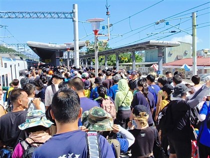 萬名鏟子超人湧花蓮光復清淤　總統下令增派國軍支援