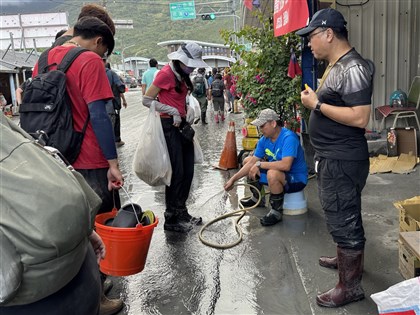 連假逾6萬「鏟子超人」赴花蓮　受災戶感動答謝幫忙洗雨鞋
