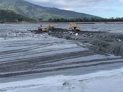 馬太鞍災區單日清淤近萬噸創新高　跨溪便橋預計10/15完成