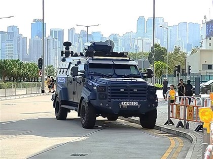 港府舉行十一國慶升旗禮　動用裝甲車戒備維穩
