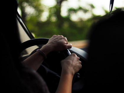 駕照管理改革明年起分批實施　高齡換照下修至70歲、筆試取消是非題