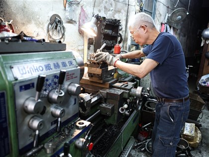 8月製造業燈號連4藍　分數好轉但逾6成產業仍衰退