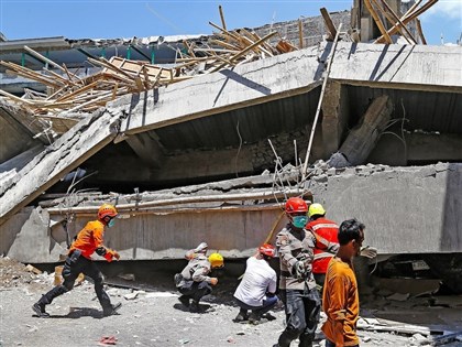 印尼校舍倒塌3死91人受困2天　現場測得生命跡象、家長焦急等候