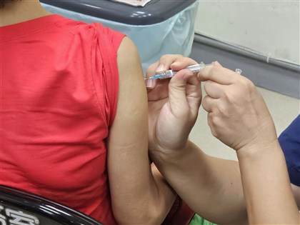 COVID-19、流感疫苗10/1起分階段開打　對象廠牌QA一次看